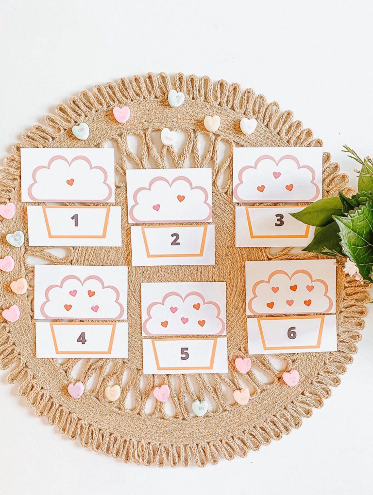Cupcake Number Matching - FREE PRINTABLES for teachers - learning activities for kids, preschool, and toddler - counting numbers - tiffanieanne.com